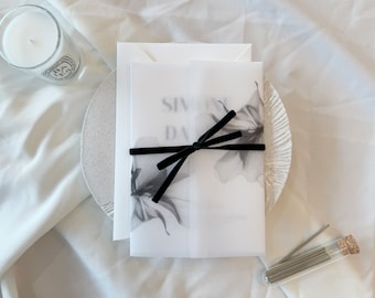Invitaciones de boda contemporáneas con motivos florales en negro: diseño elegante y moderno