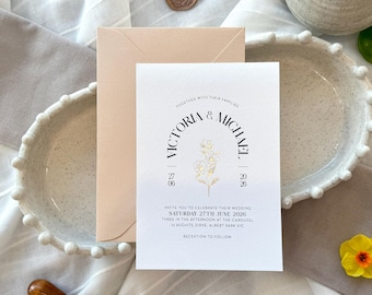 Elegantes invitaciones de boda preimpresas Trinity Blossom: perfectas para bodas románticas