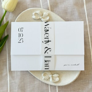 Inviti per matrimonio con fascia in pergamena Sheer Elegance - Design minimalista e moderno