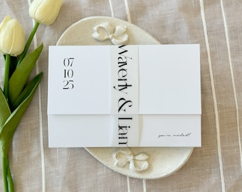 Invitaciones de boda con banda de papel vitela de gran elegancia: diseño minimalista y moderno