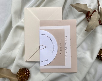 Suite de invitación de capuchino romántico con etiqueta de nombre de invitado de media luna