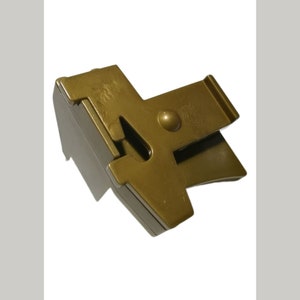 Può includere: Un chiavistello in metallo color oro con un piccolo pomo rotondo. Il chiavistello ha una forma rettangolare e un design a cerniera.