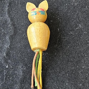 Charming Vintage Wooden Cat Figurine – Hand-Painted rare & Colourful Collectible