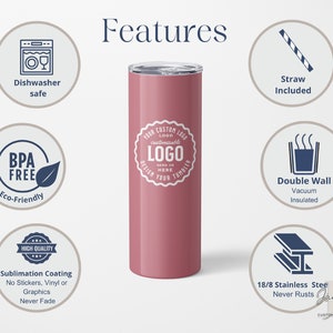 Op de afbeelding: Een roze roestvrijstalen tumbler met een wit logo-ontwerp. De tumbler is dubbelwandig en vacu&uuml;m ge&iuml;soleerd. Hij is ook vaatwasmachinebestendig, BPA-vrij en milieuvriendelijk. De tumbler wordt geleverd met een rietje en heeft een sublimatiecoating die niet vervaagt.