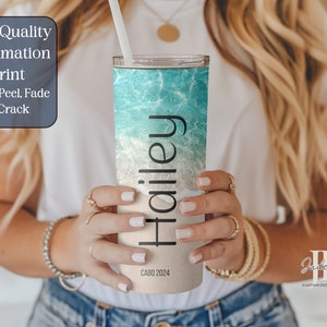 Puede incluir: Taza de acero inoxidable personalizada con una escena de playa y el nombre "Hailey" y el texto "CABO 2024".