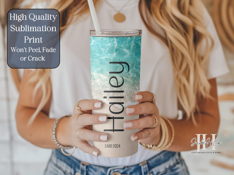 Puede incluir: Taza de acero inoxidable personalizada con una escena de playa y el nombre "Hailey" y el texto "CABO 2024".