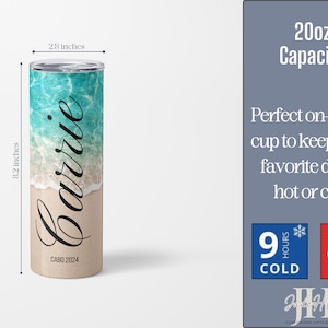 Puede incluir: Un vaso de acero inoxidable de 20 onzas con una escena de playa y el nombre "Carrie" impreso en &eacute;l. El vaso mide 8,2 pulgadas de alto y 2,8 pulgadas de ancho. Mantiene las bebidas fr&iacute;as durante 9 horas y calientes durante 3 horas.