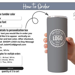 Op de afbeelding: Instructies voor het bestellen van een gepersonaliseerde grijze tumbler met een aangepast logo. Kies een lettertype, voeg tekstdetails toe en upload een 300 DPI logo. Het voorbeeld toont de tekst "Renee, White" en een logo met de tekst "LOGO" en "SEND US HERE DESIGN YOUR TUMBLER".