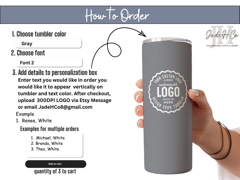 Op de afbeelding: Instructies voor het bestellen van een gepersonaliseerde grijze tumbler met een aangepast logo. Kies een lettertype, voeg tekstdetails toe en upload een 300 DPI logo. Het voorbeeld toont de tekst "Renee, White" en een logo met de tekst "LOGO" en "SEND US HERE DESIGN YOUR TUMBLER".
