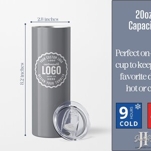 Op de afbeelding: Een grijze 20 ounce roestvrijstalen tumbler met een doorzichtig deksel. De tumbler is 8,2 inch hoog en 2,8 inch breed. Hij heeft een aanpasbaar logo-ontwerp met de tekst "Your Custom Logo" en "Send Us Here Design Your Tumbler". De tumbler houdt dranken 9 uur lang koud en 3 uur lang warm.