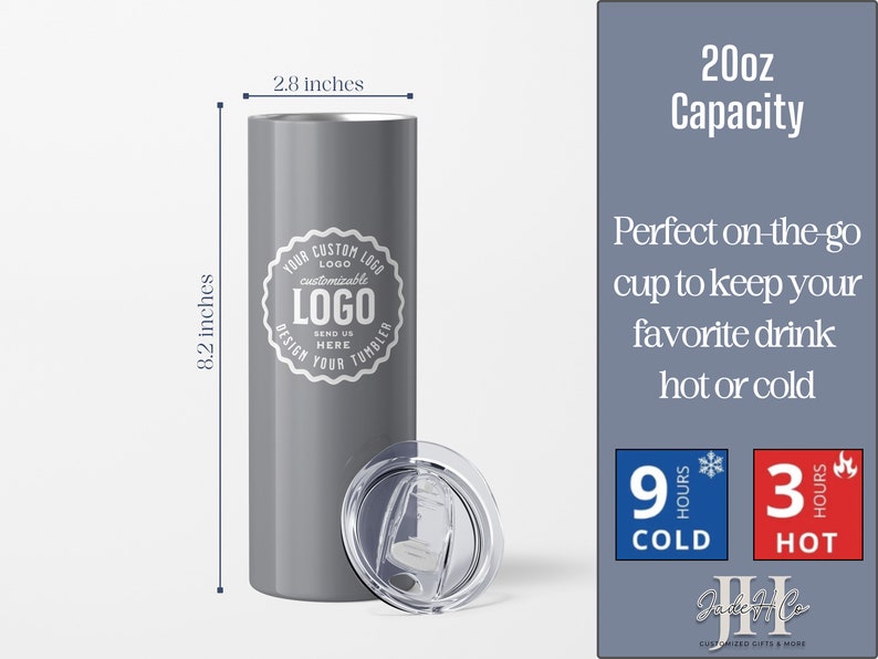 Op de afbeelding: Een grijze 20 ounce roestvrijstalen tumbler met een doorzichtig deksel. De tumbler is 8,2 inch hoog en 2,8 inch breed. Hij heeft een aanpasbaar logo-ontwerp met de tekst "Your Custom Logo" en "Send Us Here Design Your Tumbler". De tumbler houdt dranken 9 uur lang koud en 3 uur lang warm.