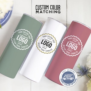 Op de afbeelding: Drie roestvrijstalen bekers met aanpasbare logo's. De bekers zijn in groen, wit en roze. De tekst op de bekers luidt "Your Custom Logo, Logo Customizable, Send Us Here, Design Your Tumbler".