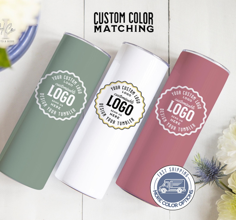 Op de afbeelding: Drie roestvrijstalen bekers met aanpasbare logo's. De bekers zijn in groen, wit en roze. De tekst op de bekers luidt "Your Custom Logo, Logo Customizable, Send Us Here, Design Your Tumbler".