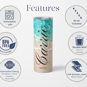 Puede incluir: Un vaso de acero inoxidable con una escena de playa y el texto "Carrie CABO 2024". El vaso es de doble pared y aislado al vac&iacute;o. Viene con una pajita y es apto para lavavajillas, libre de BPA y ecol&oacute;gico. El dise&ntilde;o se crea con recubrimiento de sublimaci&oacute;n, por lo que nunca se desvanecer&aacute;.