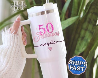 Vaso personalizado para el 50 cumpleaños "50 y fabuloso" Vaso de 40 oz con asa Regalo de 50 cumpleaños para quienes cumplen 50 años y una taza fabulosa