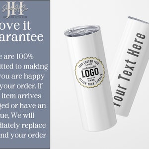 Op de afbeelding: Twee witte roestvrijstalen bekers. Een beker heeft een zwart-wit logo-ontwerp met de tekst "Your Custom Logo Logo Customizable Send Us Your Design Here Your Tumbler". De andere beker heeft de tekst "Your Text Here" in zwart.