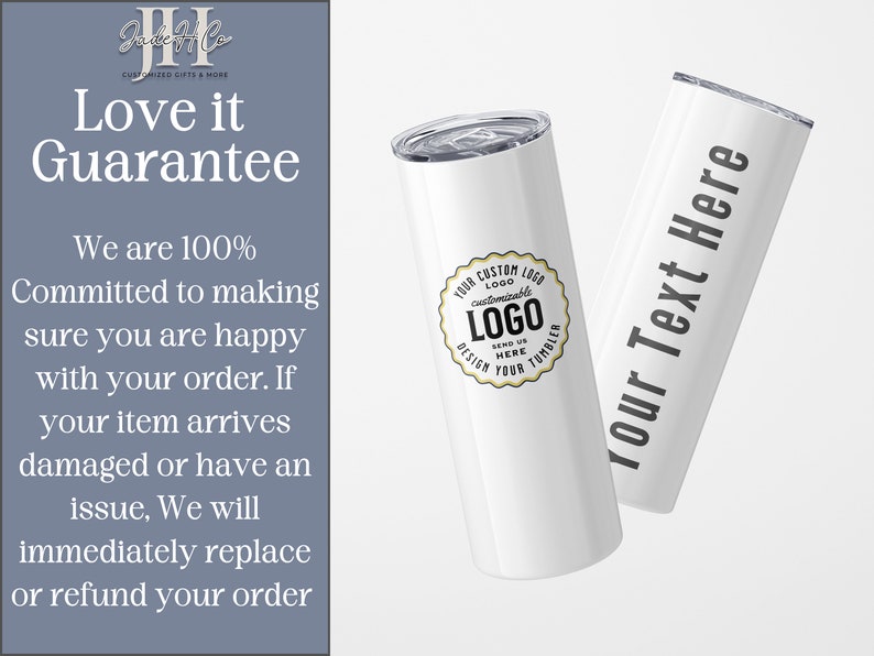 Op de afbeelding: Twee witte roestvrijstalen bekers. Een beker heeft een zwart-wit logo-ontwerp met de tekst "Your Custom Logo Logo Customizable Send Us Your Design Here Your Tumbler". De andere beker heeft de tekst "Your Text Here" in zwart.