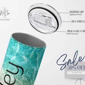 Puede incluir: Un vaso de acero inoxidable con un dise&ntilde;o de m&aacute;rmol turquesa y blanco. El vaso tiene una tapa negra con cierre deslizante y una junta t&oacute;rica de silicona. El texto "Sale 50% OFF" est&aacute; escrito en azul sobre un fondo gris. El texto "LIMITED TIME" est&aacute; escrito en negro sobre un fondo blanco.