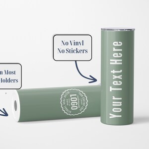 Op de afbeelding: Twee groene roestvrijstalen bekers met een wit logo en tekst. De beker aan de linkerkant heeft een witte cirkel met de tekst "Your Custom Logo" en "Logo" in de cirkel. De beker aan de rechterkant heeft de tekst "Your Text Here" in wit. Beide bekers staan op een witte achtergrond.