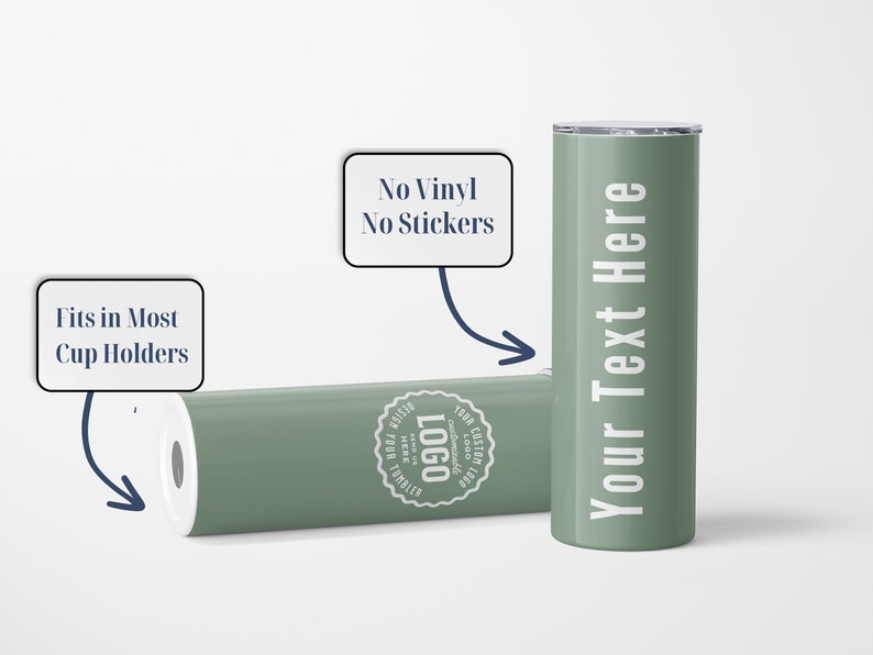 Op de afbeelding: Twee groene roestvrijstalen bekers met een wit logo en tekst. De beker aan de linkerkant heeft een witte cirkel met de tekst "Your Custom Logo" en "Logo" in de cirkel. De beker aan de rechterkant heeft de tekst "Your Text Here" in wit. Beide bekers staan op een witte achtergrond.