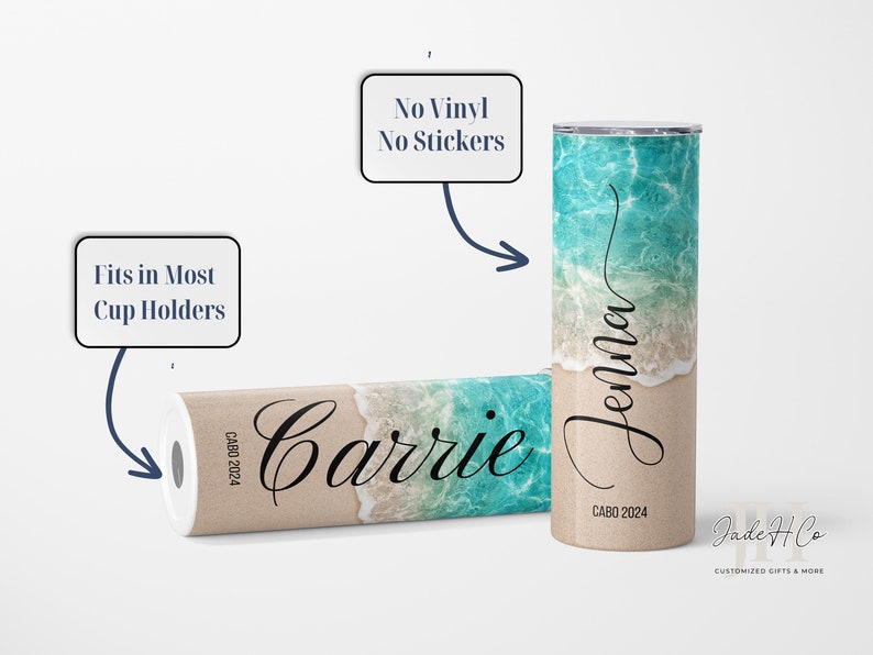 Puede incluir: Dos vasos de acero inoxidable con un dise&ntilde;o de playa. Los vasos est&aacute;n personalizados con los nombres "Carrie" y "Jenna". El texto "CABO 2024" est&aacute; impreso en la parte inferior de cada vaso. Los vasos se anuncian como "Sin vinilo, sin pegatinas".