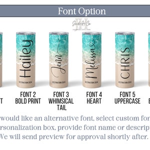 Puede incluir: Se muestran seis estilos de fuente diferentes en un conjunto de seis vasos de playa. Los vasos son todos del mismo dise&ntilde;o, con una escena de playa con olas y arena. El texto en los vasos dice "Carrie", "Hailey", "Jenn", "Melissa", "CHRIS" y "Maddison".