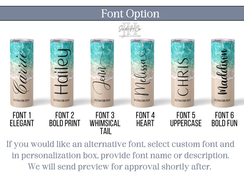 Puede incluir: Se muestran seis estilos de fuente diferentes en un conjunto de seis vasos de playa. Los vasos son todos del mismo dise&ntilde;o, con una escena de playa con olas y arena. El texto en los vasos dice "Carrie", "Hailey", "Jenn", "Melissa", "CHRIS" y "Maddison".