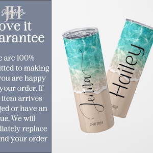 Puede incluir: Dos vasos de acero inoxidable personalizados con un dise&ntilde;o de playa. Los vasos son azul turquesa y blanco con una playa de arena y olas del oc&eacute;ano. El texto "Jenna" y "Hailey" est&aacute; escrito en los vasos.