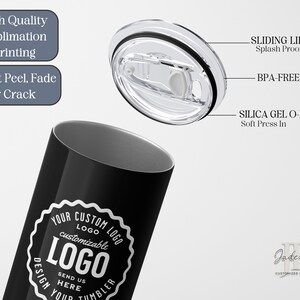 Op de afbeelding: Een zwarte roestvrijstalen tumbler met een wit logo-ontwerp dat "Your Custom Logo" en "Logo" zegt. De tumbler heeft een doorzichtig deksel met een zwarte siliconen ring.