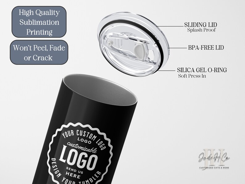 Op de afbeelding: Een zwarte roestvrijstalen tumbler met een wit logo-ontwerp dat "Your Custom Logo" en "Logo" zegt. De tumbler heeft een doorzichtig deksel met een zwarte siliconen ring.