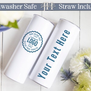 Op de afbeelding: Twee witte roestvrijstalen bekers met deksels. Een beker heeft een blauwe cirkel met de tekst "YOUR CUSTOM LOGO" en "LOGO" in het midden. De andere beker heeft de tekst "Your Text Here" in blauw.