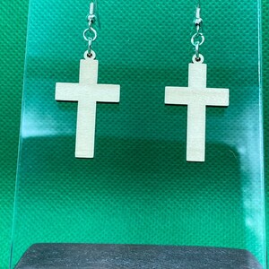 Pendientes de cruz de madera de arce: joyería cristiana ligera