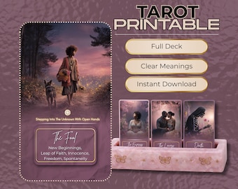 Könnte beinhalten: Ein digitaler Tarot-Druck mit lila Hintergrund. Das Bild enthält eine Karte mit einer Person und einem Hund, die auf einem Pfad gehen, und drei Tarotkarten in einem rosa Halter. Der Text enthält "TAROT PRINTABLE", "Full Deck", "Clear Meanings" und "Instant Download".
