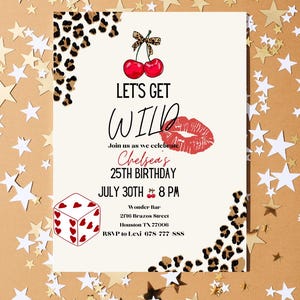 K&ouml;nnte beinhalten: Eine wei&szlig;e Einladung mit einem roten und schwarzen Leopardenmuster-Rand. Die Einladung lautet "Let's Get Wild" mit einer roten Kirsche und einem roten Lippenstift-Kuss. Der Text lautet "Join us as we celebrate Chelsea's 25th Birthday, July 30th, 8 PM. Wonder Bar, 2716 Brazos Street, Houston TX 77006. RSVP to Lexi 678 777 888."