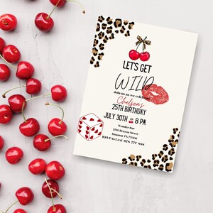 K&ouml;nnte beinhalten: Eine wei&szlig;e Einladung mit einem Leopardenmuster-Rand. Die Einladung lautet "Let's Get Wild" und ist f&uuml;r Chelseas 25. Geburtstagsparty. Die Party findet am 30. Juli um 20:00 Uhr im Wonder Bar statt. Die Adresse lautet 2016 Brazos Street, Houston TX 77006. Die RSVP ist an Levi unter 678 777 8888.