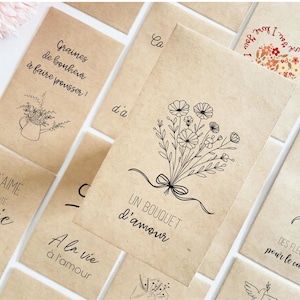 Könnte beinhalten: Eine Sammlung von Saatguttüten aus Kraftpapier mit Illustrationen in schwarzer Tinte und handgeschriebenem Text. Die Tüten zeigen florale Designs und Sätze wie "Un bouquet d'amour" und "I love you". Das Gesamtthema bezieht sich auf Blumen und Liebe.