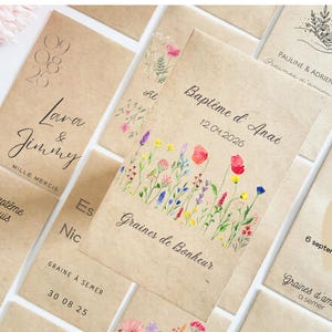Peut inclure: Plusieurs sachets de graines en papier kraft avec des motifs et textes variés. Certains présentent des illustrations florales, d'autres affichent des noms, des dates et des phrases comme "Graines de Bonheur" et "Mille Mercis". Les sachets sont disposés sur une surface blanche.