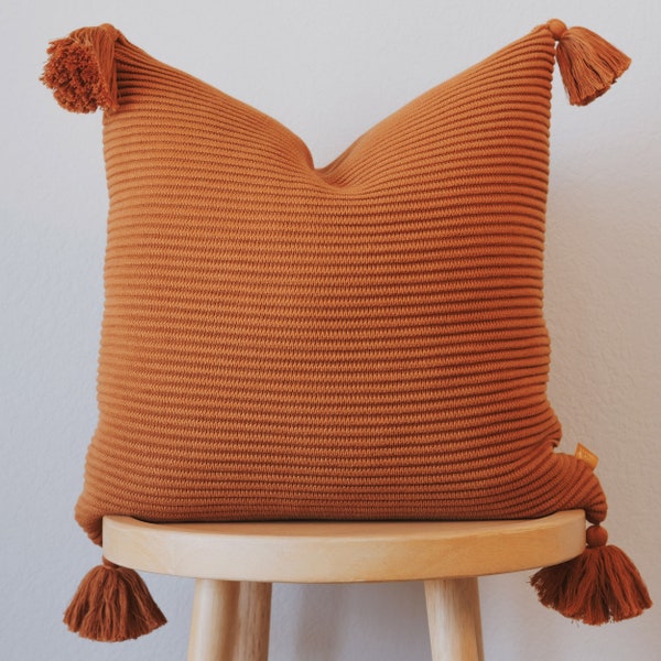 Funda de cojín Lumi Living 100 % algodón suave con rayas en relieve, tejido acanalado texturizado y borlas (naranja quemado)
