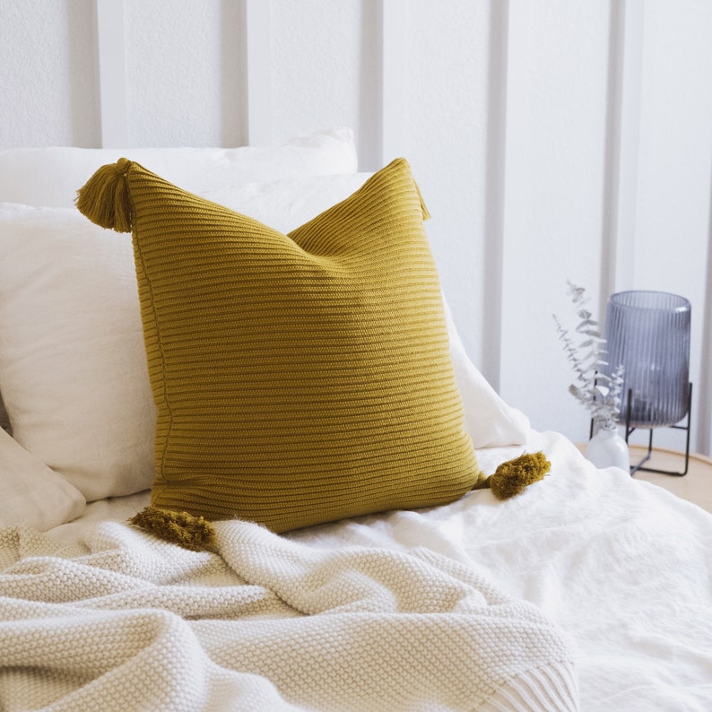 Lumi Living Funda de almohada de punto acanalado texturizado con rayas elevadas, 100% algodón suave, con borlas amarillo mostaza apagado/verde oliva dorado imagen 4