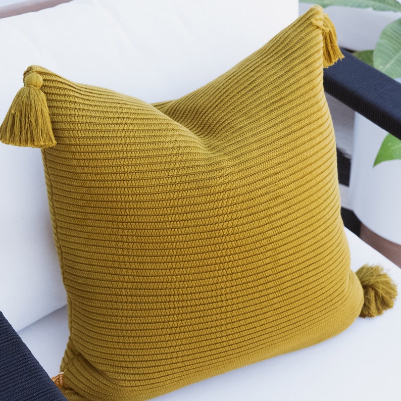 Lumi Living Funda de almohada de punto acanalado texturizado con rayas elevadas, 100% algodón suave, con borlas amarillo mostaza apagado/verde oliva dorado imagen 6