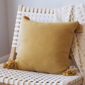 Housse de coussin Lumi Living 100 % coton doux à rayures en relief et en tricot côtelé texturé avec glands Jaune moutarde sourd/Vert olive doré image 2