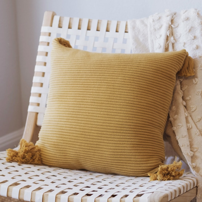 Lumi Living Funda de almohada de punto acanalado texturizado con rayas elevadas, 100% algodón suave, con borlas amarillo mostaza apagado/verde oliva dorado imagen 2