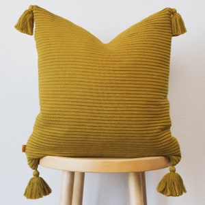 Housse de coussin Lumi Living 100 % coton doux à rayures en relief et en tricot côtelé texturé avec glands Jaune moutarde sourd/Vert olive doré image 3