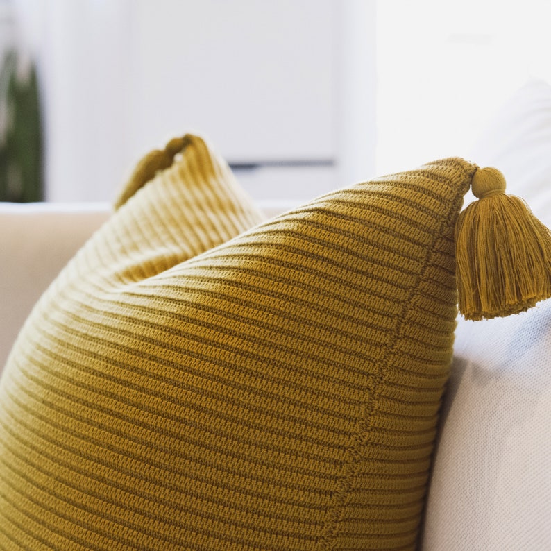 Lumi Living Funda de almohada de punto acanalado texturizado con rayas elevadas, 100% algodón suave, con borlas amarillo mostaza apagado/verde oliva dorado imagen 5
