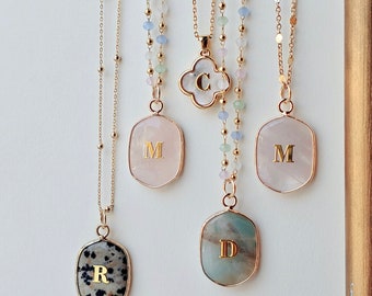 Collar con inicial personalizada: colgante de piedra preciosa y dije con bisel chapado en oro de 14 quilates.