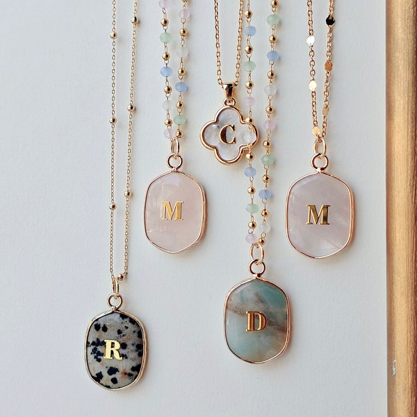 Collar con inicial personalizada: colgante de piedra preciosa y dije con bisel chapado en oro de 14 quilates.