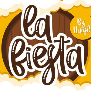 Pode incluir: Um barril de madeira castanho com o texto "La Fiesta" em uma fonte de letra cursiva castanha. O texto "By HandCo" está em uma fonte de letra cursiva branca sobre um círculo branco.