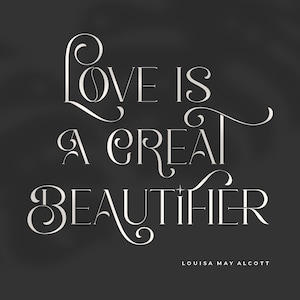 K&ouml;nnte beinhalten: Ein Schwarzwei&szlig;-Typografie-Druck mit dem Zitat "Liebe ist ein gro&szlig;er Versch&ouml;nerer" von Louisa May Alcott.