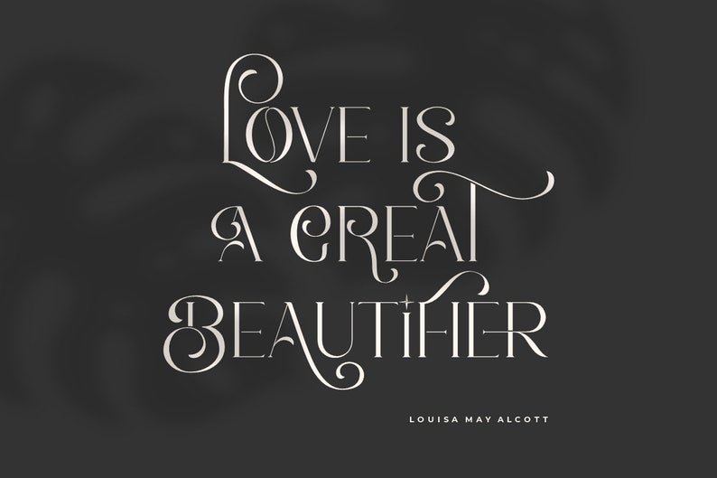 K&ouml;nnte beinhalten: Ein Schwarzwei&szlig;-Typografie-Druck mit dem Zitat "Liebe ist ein gro&szlig;er Versch&ouml;nerer" von Louisa May Alcott.
