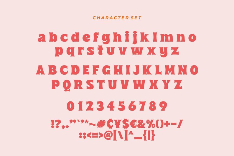 以下が含まれることがあります： 大文字と小文字、数字、句読点を含む文字セット。フォントは太字で赤色で、丸みを帯びたレトロなスタイルです。